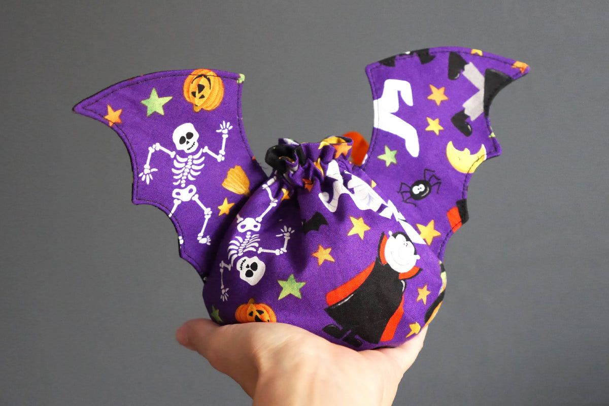 Petit pochon halloween à garnir à offrir fête enfant bonbons friandises ruban monstres ailes de chauve-souris décoration tissu réversible