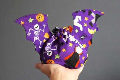 Petit pochon halloween à garnir à offrir fête enfant bonbons friandises ruban monstres ailes de chauve-souris décoration tissu réversible
