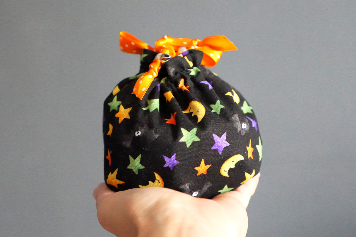 Petit pochon halloween à garnir à offrir fête enfant bonbons friandises ruban monstres ailes de chauve-souris décoration tissu réversible
