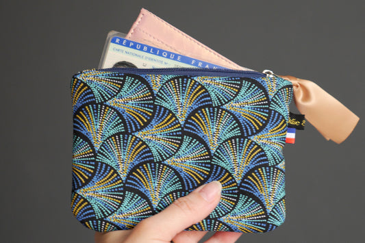 Porte-monnaie format carte identité en tissu motifs graphiques écailles plumes pointillés bleu turquoise et marine