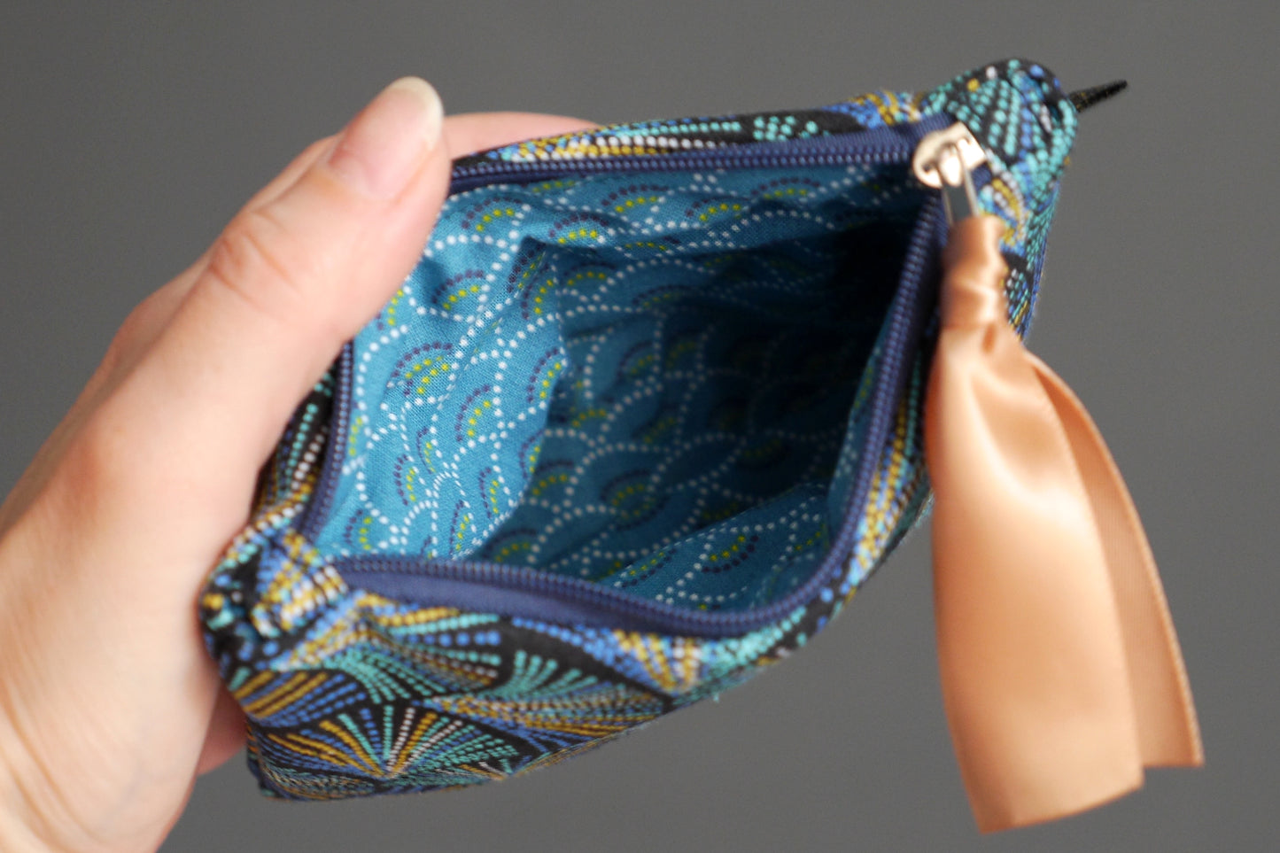 Porte-monnaie format carte identité en tissu motifs graphiques écailles plumes pointillés bleu turquoise et marine