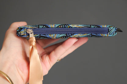 Porte-monnaie format carte identité en tissu motifs graphiques écailles plumes pointillés bleu turquoise et marine