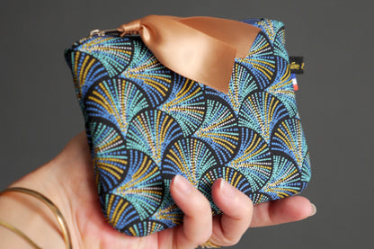 Porte-monnaie format carte identité en tissu motifs graphiques écailles plumes pointillés bleu turquoise et marine