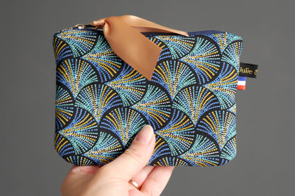 Porte-monnaie format carte identité en tissu motifs graphiques écailles plumes pointillés bleu turquoise et marine