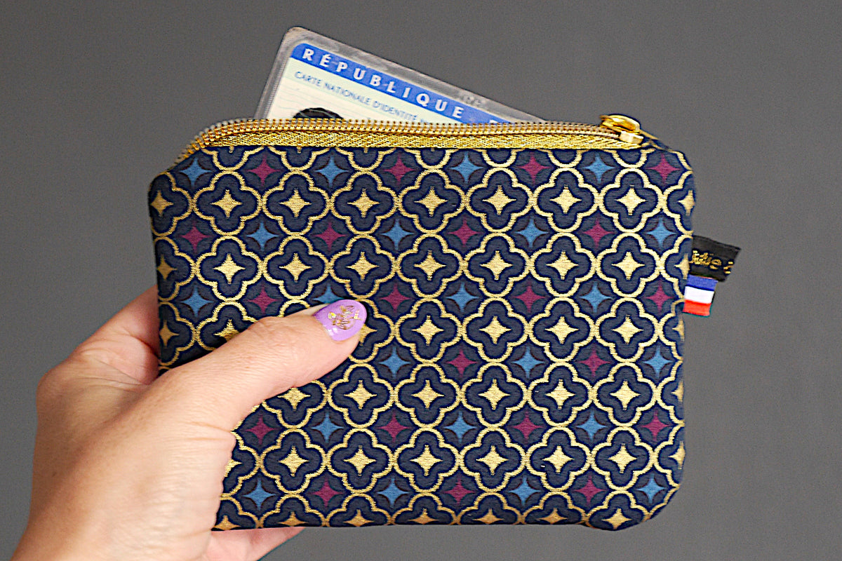 Porte-monnaie format carte identité en tissu motifs graphiques trèfles dorés bleu marine zip or