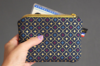 Porte-monnaie format carte identité en tissu motifs graphiques trèfles dorés bleu marine zip or