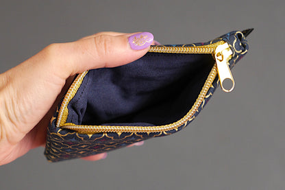 Porte-monnaie format carte identité en tissu motifs graphiques trèfles dorés bleu marine zip or