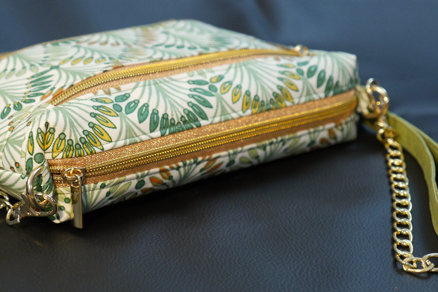 Sac à main tissu enduit imperméable palmiers et simili cuir doré avec bandoulière réglable