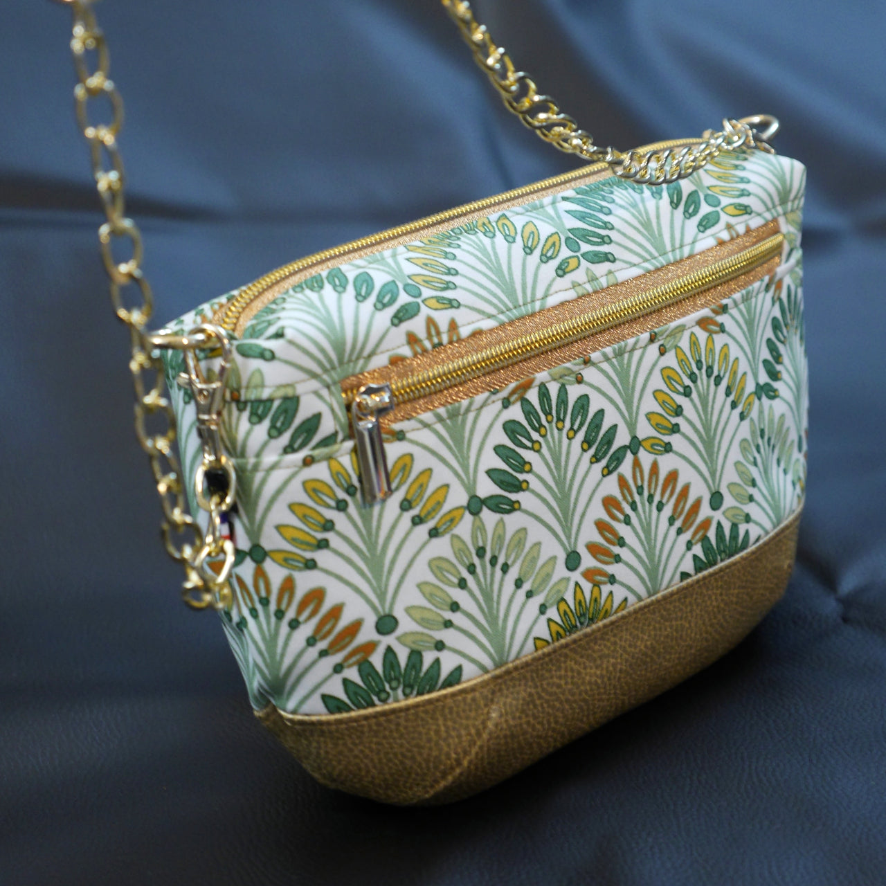 Sac à main tissu enduit imperméable palmiers et simili cuir doré avec bandoulière réglable