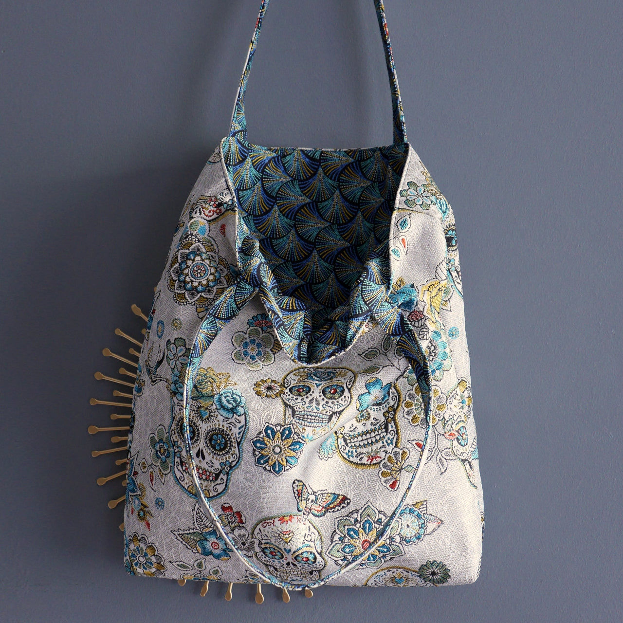 Totebag réversible tissu jacquard têtes de mort mexicaines bleu turquoise et gris
