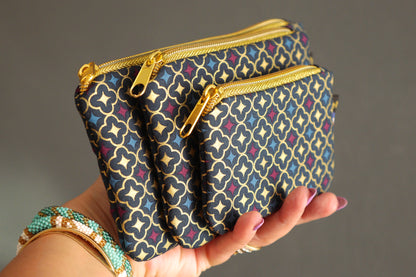 Lot de 3 pochettes : étui à lunettes, porte-monnaie et mini porte-monnaie en tissu motifs graphiques trèfles dorés bleu marine zip or