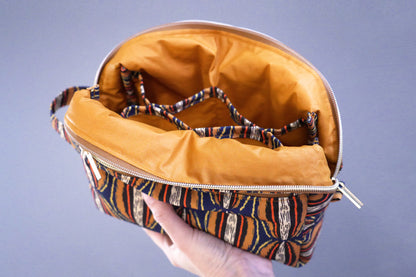 Trousse de toilette VOYAGE tissu toile déperlante wax graphique manioc bleu marron orange