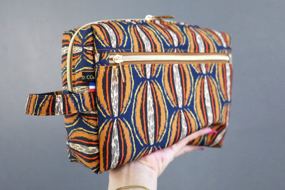 Trousse de toilette VOYAGE tissu toile déperlante wax graphique manioc bleu marron orange