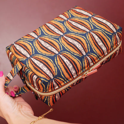 Trousse de toilette VOYAGE tissu toile déperlante wax graphique manioc bleu marron orange