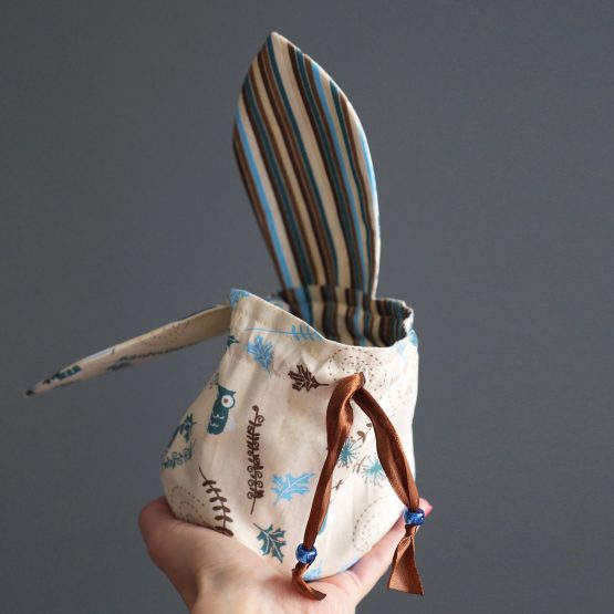 Pochon lapin de Pâques grandes oreilles petit sac enfant chasse aux oeufs tissu réversible bleu pétrole marron rayé chouette chocolat - Julie & COo