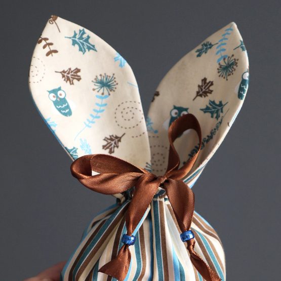 Pochon lapin de Pâques grandes oreilles petit sac enfant chasse aux oeufs tissu réversible bleu pétrole marron rayé chouette chocolat - Julie & COo