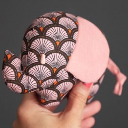 Petit éléphant peluche doudou tissu fait main écailles graphique cadeau bébé naissance fille handmade - Julie & COo