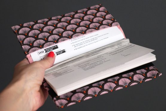 Protège carnet de chèque tissu handmade motifs graphique écailles japonais ethnique rose noir orange porte-chéquier style femme - Julie & COo
