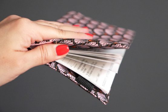 Protège carnet de chèque tissu handmade motifs graphique écailles japonais ethnique rose noir orange porte-chéquier style femme - Julie & COo