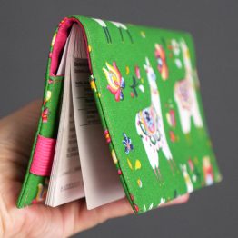 Porte-chéquier tissu lamas original vert rose fuchsia coloré unique protège carnet de chèque femme cadeau unique - Julie & COo