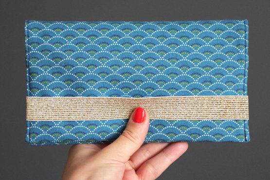 Porte-chéquier tissu écailles japonaises graphique bleu marine élastique doré brillant or pochette femme sac cadeau fête des mères original - Julie & COo