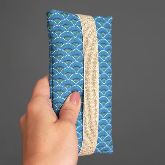 Housse iPhone Xs samsung s10 téléphone portable tissu graphique écailles japonaises bleu marine fait main élastique or - Julie & COo