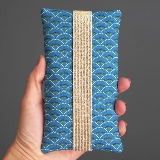 Housse iPhone Xs samsung s10 téléphone portable tissu graphique écailles japonaises bleu marine fait main élastique or - Julie & COo