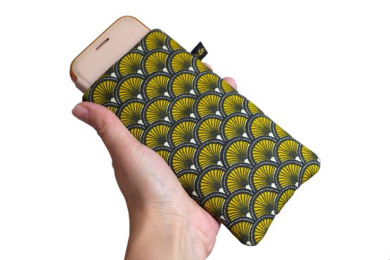 Housse iPhone Apple 11 pro étui tissu écailles japonaises graphique jaune et noir téléphone portable samsung S10 fermeture élastique - Julie & COo
