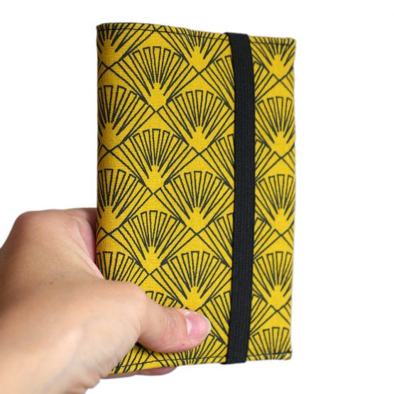 Protège-passeport couverture tissu éventails graphique jaune moutarde noir japonais femme voyage porte-document pochette fermeture élastique - Julie & COo