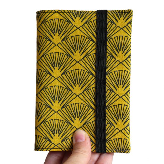 Protège-passeport couverture tissu éventails graphique jaune moutarde noir japonais femme voyage porte-document pochette fermeture élastique - Julie & COo