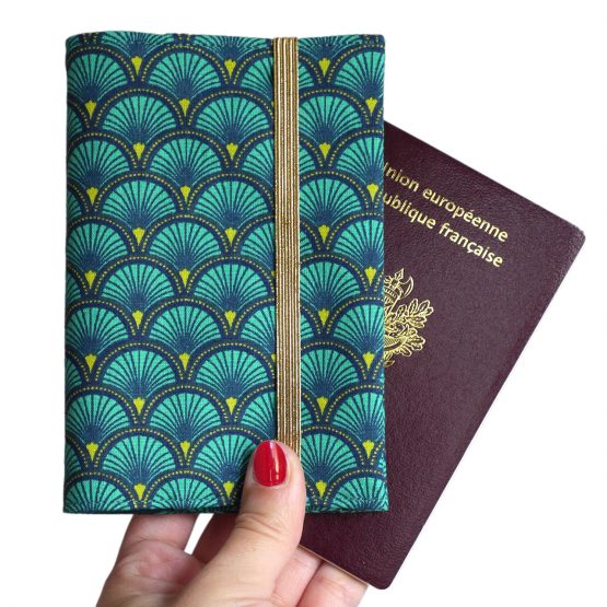 Protège-passeport couverture tissu motifs japonais écailles graphiques bleu émeraude fermeture élastique doré cadeau femme voyage porte-document pochette globe trotteur - Julie & COo
