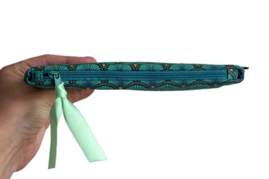 Étui à lunettes femme trousse rembourrée tissu écailles japonaises bleu émeraude graphique zip ruban cadeau unique original - Julie & COo