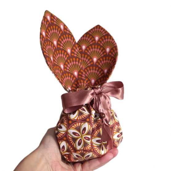 Pochon lapin de Pâques grandes oreilles petit sac enfant chasse aux oeufs tissu réversible terracotta graphique éventail rosace chocolat - Julie & COo