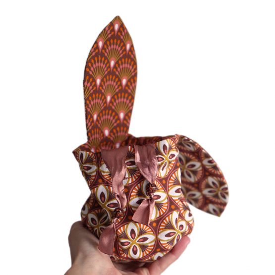 Pochon lapin de Pâques grandes oreilles petit sac enfant chasse aux oeufs tissu réversible terracotta graphique éventail rosace chocolat - Julie & COo