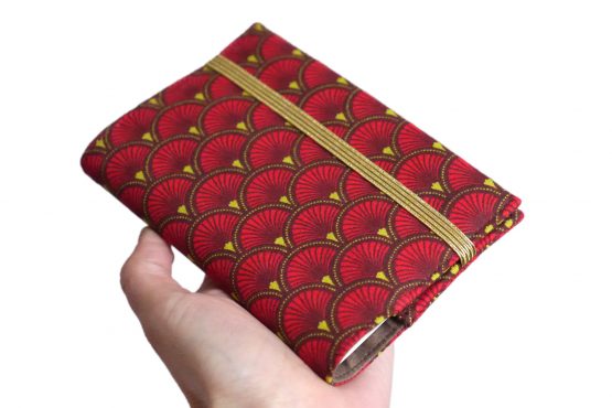 Protège-passeport voyage tissu motifs écailles graphique japonais rouge marron fermeture élastique doré cadeau femme billet avion pochette globe trotteur - Julie & COo