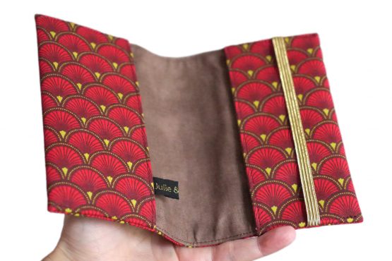 Protège-passeport voyage tissu motifs écailles graphique japonais rouge marron fermeture élastique doré cadeau femme billet avion pochette globe trotteur - Julie & COo