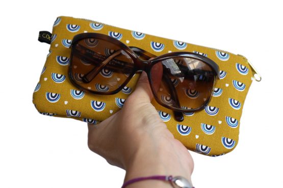 Étui à lunettes femme fait main tissu arc-en-ciel fond jaune curry zip doré pochette trousse handmade - Julie & COo