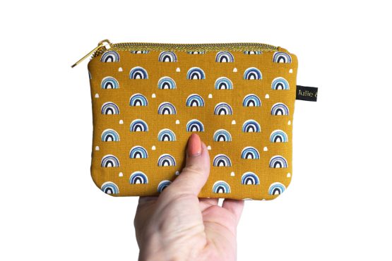 Grand porte-monnaie femme fait main tissu arc-en-ciel fond jaune curry zip doré pochette trousse handmade carte identité - Julie & COo