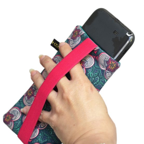 Housse chaussette téléphone tissu fleurs coloré fond bleu vert été rose fuchsia élastique protection iPhone Samsung S20+ - Julie & COo