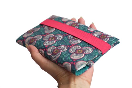 Porte-chéquier femme tissu fleurs rose fond bleu vert élastique fuchsia protège carnet de chèques documents handmade fait main fabrication française - Julie & COo