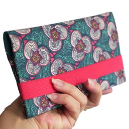Porte-chéquier femme tissu fleurs rose fond bleu vert élastique fuchsia protège carnet de chèques documents handmade fait main fabrication française - Julie & COo