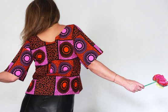 top wax haut ample tissu africain pagne fait main artisanal femme style mode été simple rosaces rose fuchsia carrés noir orange graphique - Julie & COo