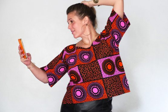 top wax haut ample tissu africain pagne fait main artisanal femme style mode été simple rosaces rose fuchsia carrés noir orange graphique - Julie & COo