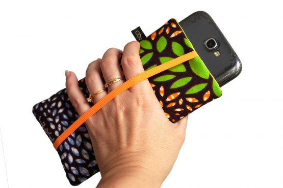 Étui portable housse téléphone tissu wax fait main artisanal africain made in france pochette iphone samsung original chaussette élastique vert orange marron - Julie & COo
