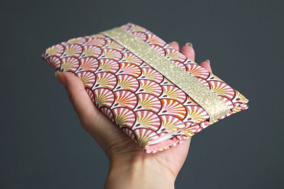 Porte-chéquier tissu écailles japonais rose jaune corail fait main protège documents handmade carnet chèques pochette élastique doré - Julie & COo