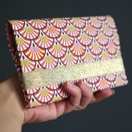 Porte-chéquier tissu écailles japonais rose jaune corail fait main protège documents handmade carnet chèques pochette élastique doré - Julie & COo