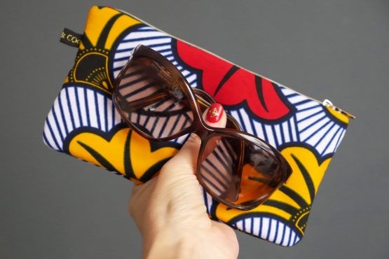 Pochette trousse wax fleurs mariage étui à lunettes tissu africain rouge et jaune zip doré fait main handmade original - Julie & COo