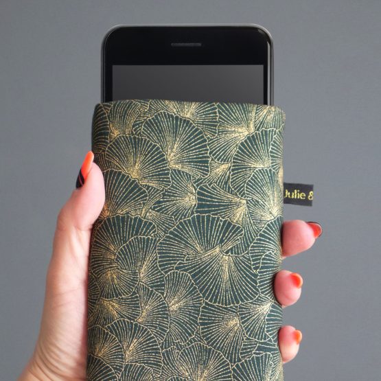 Housse de téléphone portable Noël tissu feuilles de ginkgo doré vert sapin fermeture élastique or étui iPhone Samsung Huawei pochette handmade cadeau original - Julie & COo
