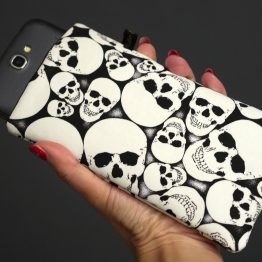 Housse iphone 14 plus pro étui samsung tête de mort skulls motifs halloween phosphorescent étui téléphone smartphone noir et blanc fait main - Julie & COo