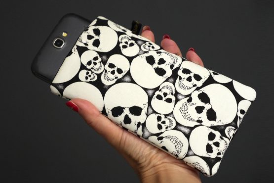Housse iphone 14 plus pro étui samsung tête de mort skulls motifs halloween phosphorescent étui téléphone smartphone noir et blanc fait main - Julie & COo